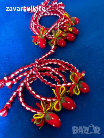 Вълнени мартеници за ръка с ягода, направена с иглоплъстене, снимка 2 - Български сувенири - 48696049