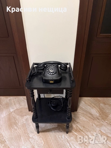 Аналогов соц телефон на дървена стойка