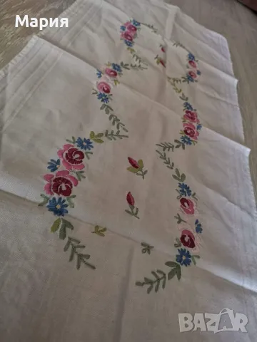 Покривка за маса тип тишлайфер с бродирани флорални мотиви