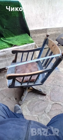 Стар дървен въртящ се бръснарски стол, снимка 5 - Антикварни и старинни предмети - 53865912