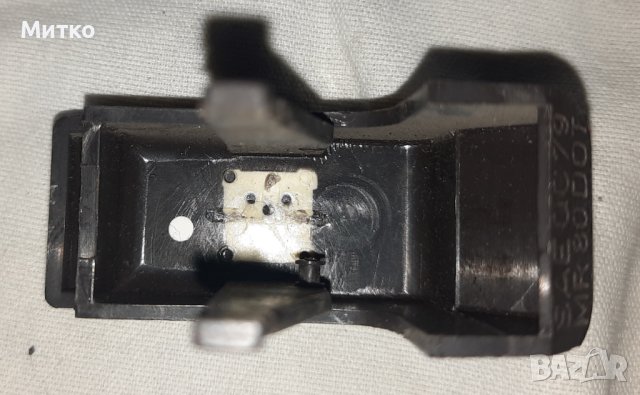 Декоративно пластмасово копче за аварийните сведлини от Ауди 80 В2 AUDI 80 B2, снимка 5 - Части - 41885845