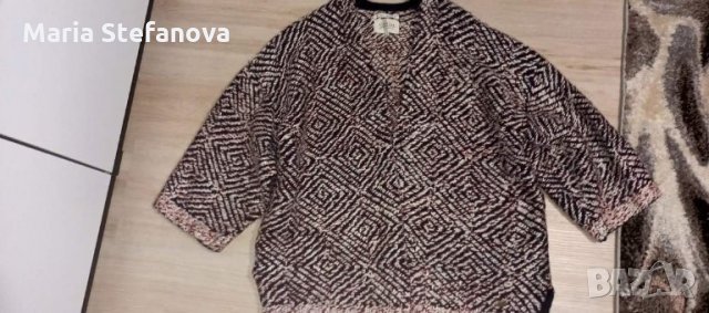 Жилетка е бордо, бяло и тъмно синьо 