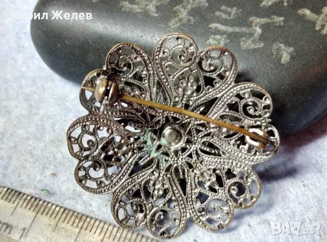 ШАРМАНТНА ФЛОРАЛНА СТАРИННА ПОСРЕБРЕНА МЕДНА АЖУРНА СКЪПОЦЕННА БРОШКА с ФАСЕТИРАН МАРКАЗИТ 48845, снимка 3 - Антикварни и старинни предмети - 48734046