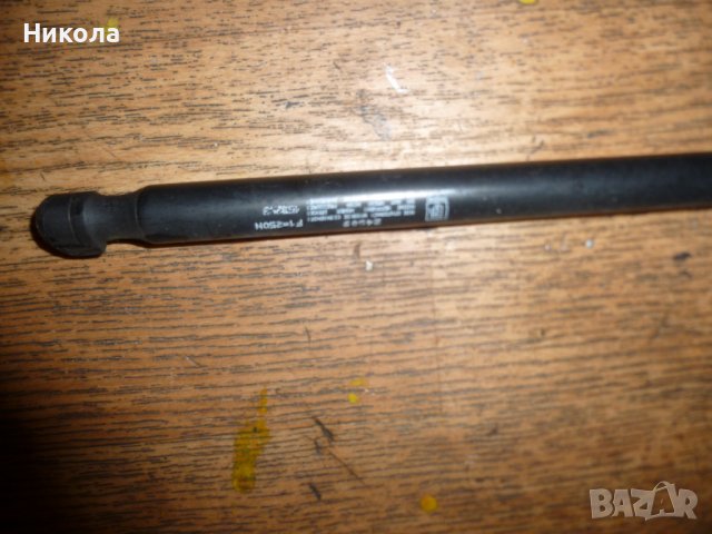 Амортисьор преден капак Голф 5, снимка 2 - Части - 39942425