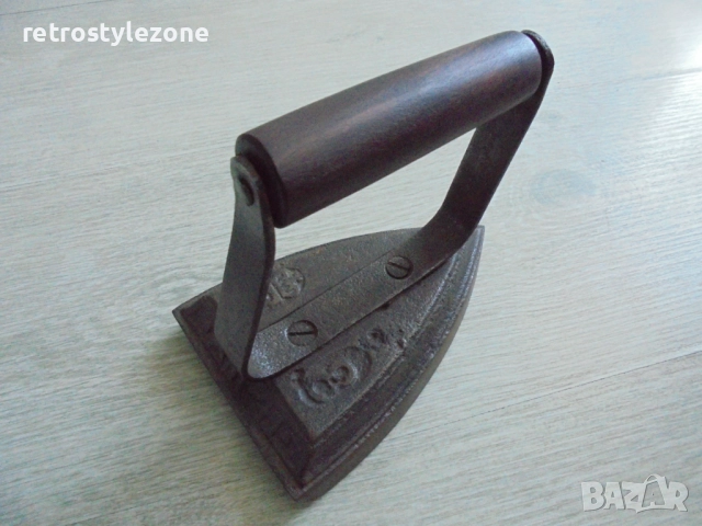 № 8341 Стара чугунена ютия с дървена дръжка , снимка 2 - Други ценни предмети - 52263221
