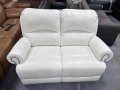 Бял кожен диван двойка с ръчен релаксиращ механизъм, снимка 1 - Дивани и мека мебел - 41376680