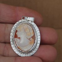 Дамски медальон сребро и камея , снимка 1 - Колиета, медальони, синджири - 36190754