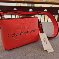 Дамска чанта Calvin Klein Jeans, снимка 1 - Чанти - 44811516