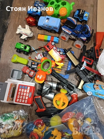 Подарявам кашон с детски играчки 