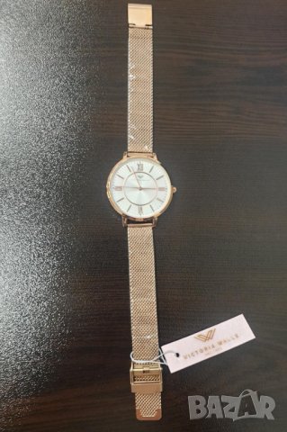 Дамски златист елегантен часовник с верижка Victoria Walls, снимка 3 - Дамски - 40471143