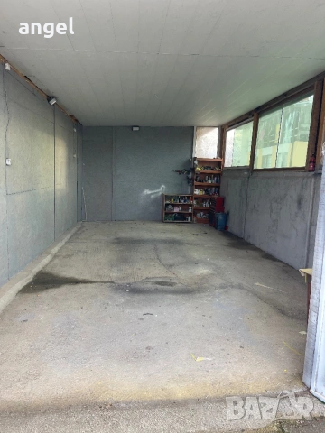   Давам поднаем халета , гаражи, с плац към него 
