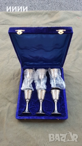 Посребрени чаши в кутия