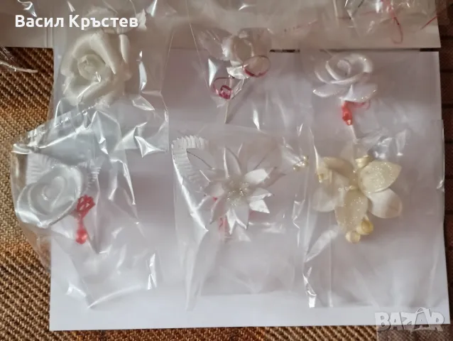 Сватбени аксесоари, Бутониери за закичване на младоженците, кумовете и гостите, снимка 11 - Изкуствени цветя - 49163191