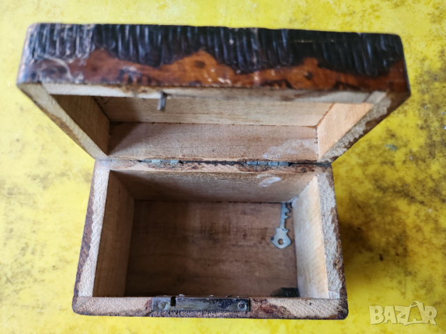 касичка дървена с пирография и рисунки ( детска от соц.времена), с ключе, снимка 3 - Други ценни предмети - 52928819