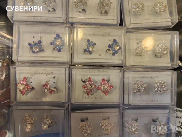 Обеци в кутия , снимка 2 - Обеци - 48673603