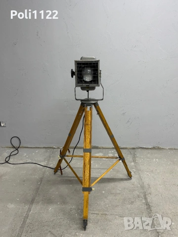 Винтидж индустриален прожектор на дървен статив, снимка 2 - Антикварни и старинни предмети - 53390560