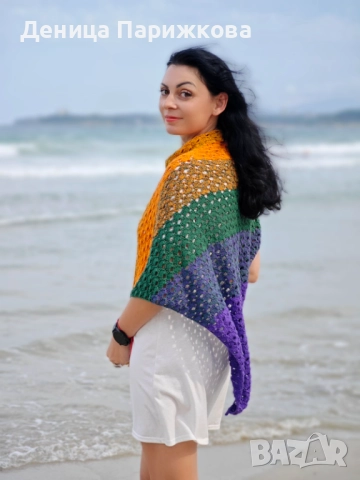 Ръчно плетен триъгълен шал наметка с ресни "Горски полъх", снимка 7 - Шалове - 52771398