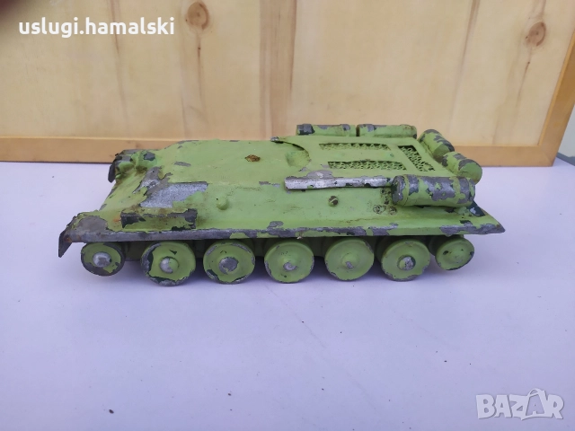 Стар метален макет на танк
