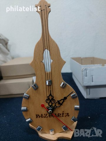 дървен настолен часовник във формата на цигулка !