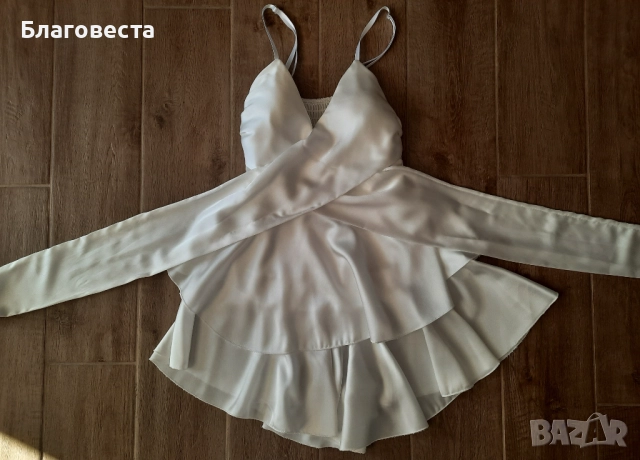 Сатенена рокля в бял цвят 