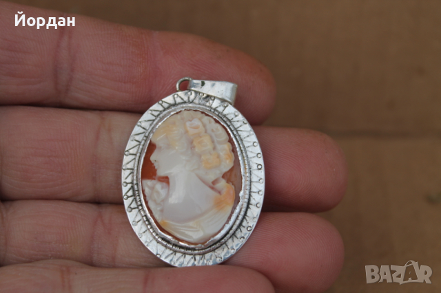 Дамски медальон сребро и камея , снимка 1 - Колиета, медальони, синджири - 36190754