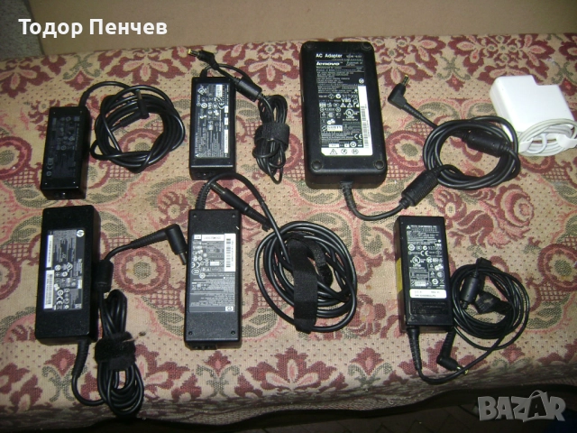 Няколко зарядни за лаптопи