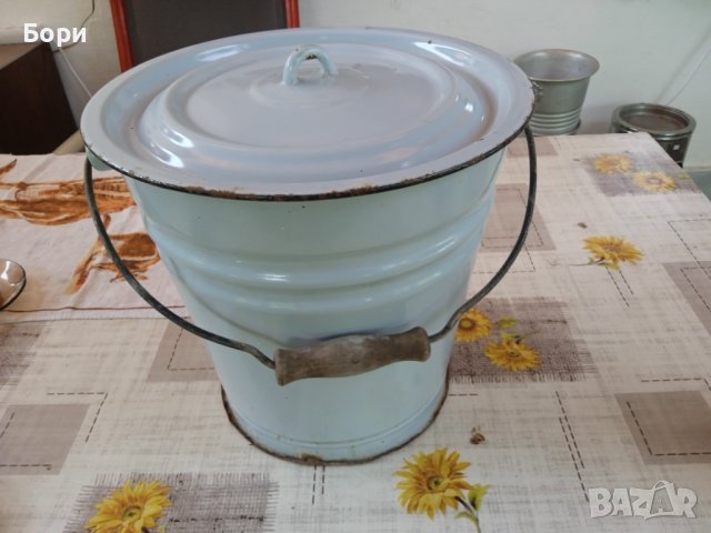 Стара емайлирана кофа с капак, снимка 2 - Мопове, кофи, четки и метли - 41357711