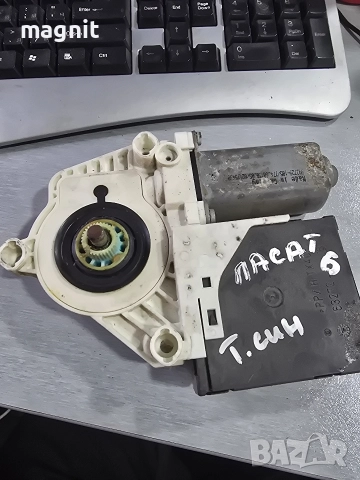 1K0959792G Мотор за стъкло модул централно VW Passat B6 преден десен , снимка 3 - Части - 52707210
