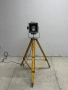 Винтидж индустриален прожектор на дървен статив, снимка 2