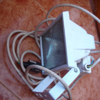Продавам халогенен прожектор - 5 Метра Кабел!, снимка 2 - Прожектори - 36155887