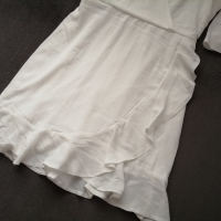 AX PARIS нова дамска рокля с волани в бял цвят р-р M/L (EU 40 - UK 12), снимка 5 - Рокли - 44599319