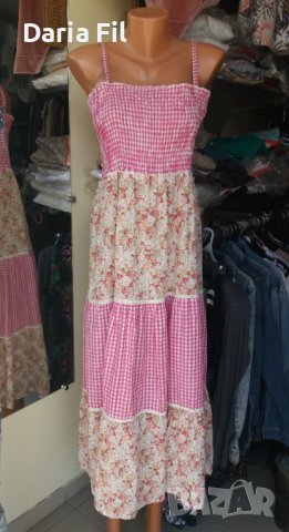 Дълга рокля на волани на цветя и в розово каре с тънки презрамки 