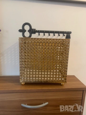 Красив метален  кош* златист цвят* за декорация*Кашпа