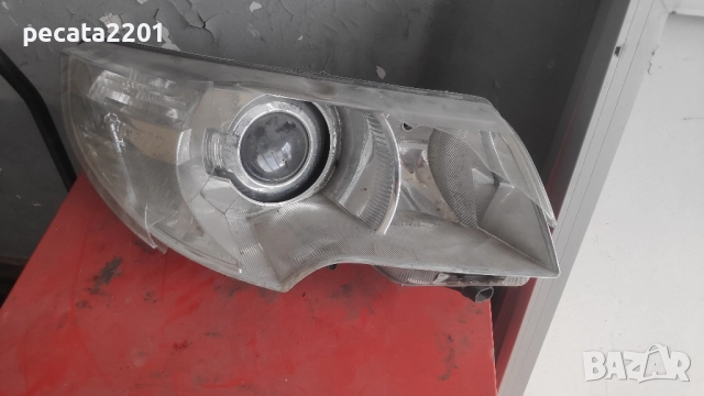 Продавам - оригинален десен ксенонов фар за Шкода СуперБ за части