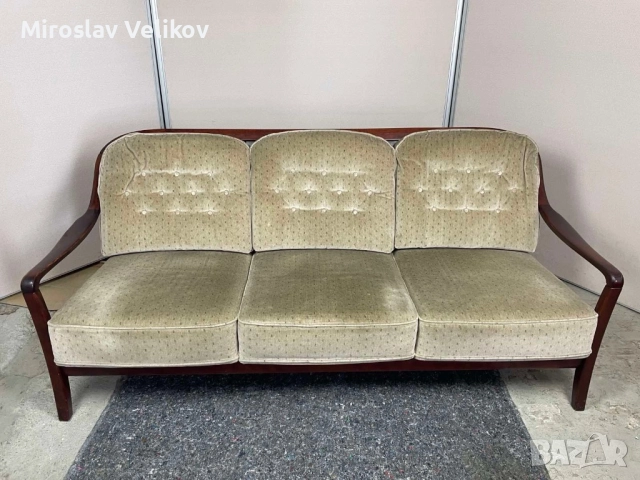 Старинен диван в много добро състояние 
