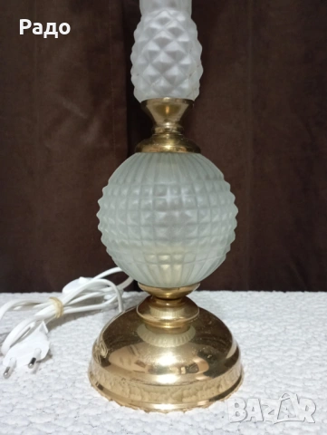 Старинна красива лампа с гравиран стъклен абажур, снимка 2 - Настолни лампи - 52176116