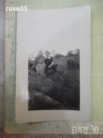 Снимка стара на две жени на скалите