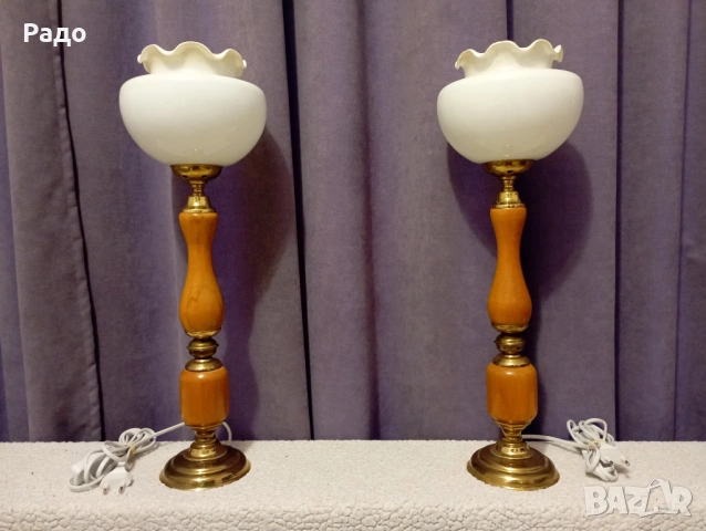Комплект от две  лампи с бели стъклени абажури