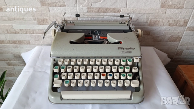 Стара пишеща машина Olympia COLORTIP - 1960" год.