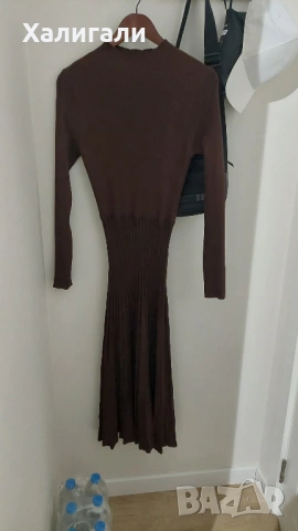 Дълга рокля от фино плетиво в шоколадово кафяво.