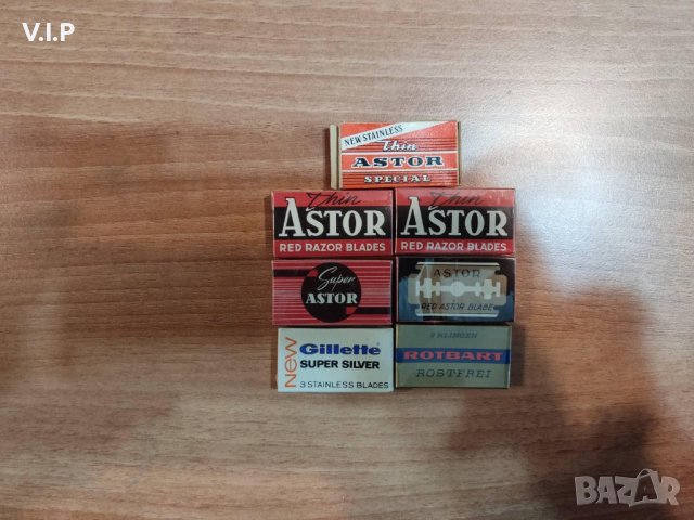 Седем стари кутийки с чисто нови ножчета за бръснене. 