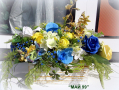 Композиция за маса с жълти и сини рози, снимка 1 - Изкуствени цветя - 36466883