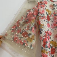 Маркова бутикова ефектна блузка с приказна декорация и прозрачни елементи в свеж флорален десен, снимка 2 - Туники - 33999620