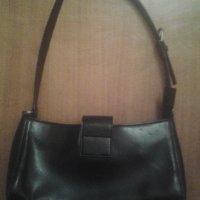 Малка черна кожена чанта на Esprit, снимка 5 - Чанти - 38789650