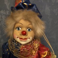 	Колекционерска порцеланова кукла клоун на люлка, снимка 6 - Колекции - 33865443