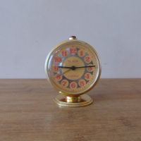 Будилник часовник Слава червен, снимка 2 - Антикварни и старинни предмети - 44687875