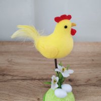 4509 Великденска украса Кокошка с яйчица в градинка, снимка 2 - Декорация за дома - 44412387