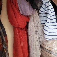Различни шалове,цветни и едноцветни, снимка 10 - Шалове - 40298712
