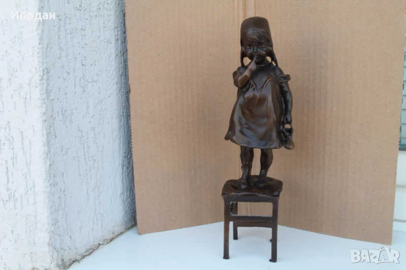 Бронзова фигура ''Момиче с обувка'', снимка 1