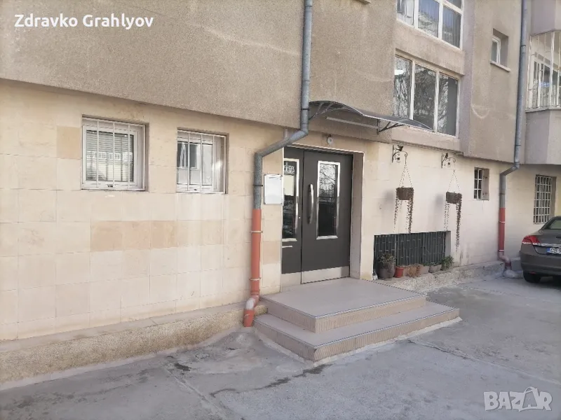 Дава се под наем просторен тристаен апартамент 130 м2 чиста площ до Римската стена, снимка 1